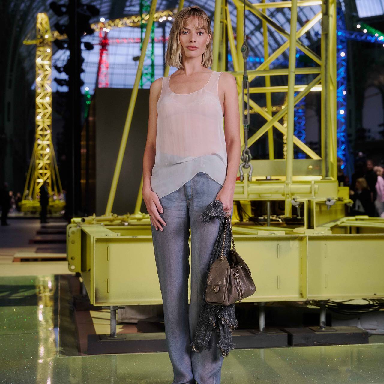 Марго Робби вышла в свет в прозрачной майке и с новым имиджем