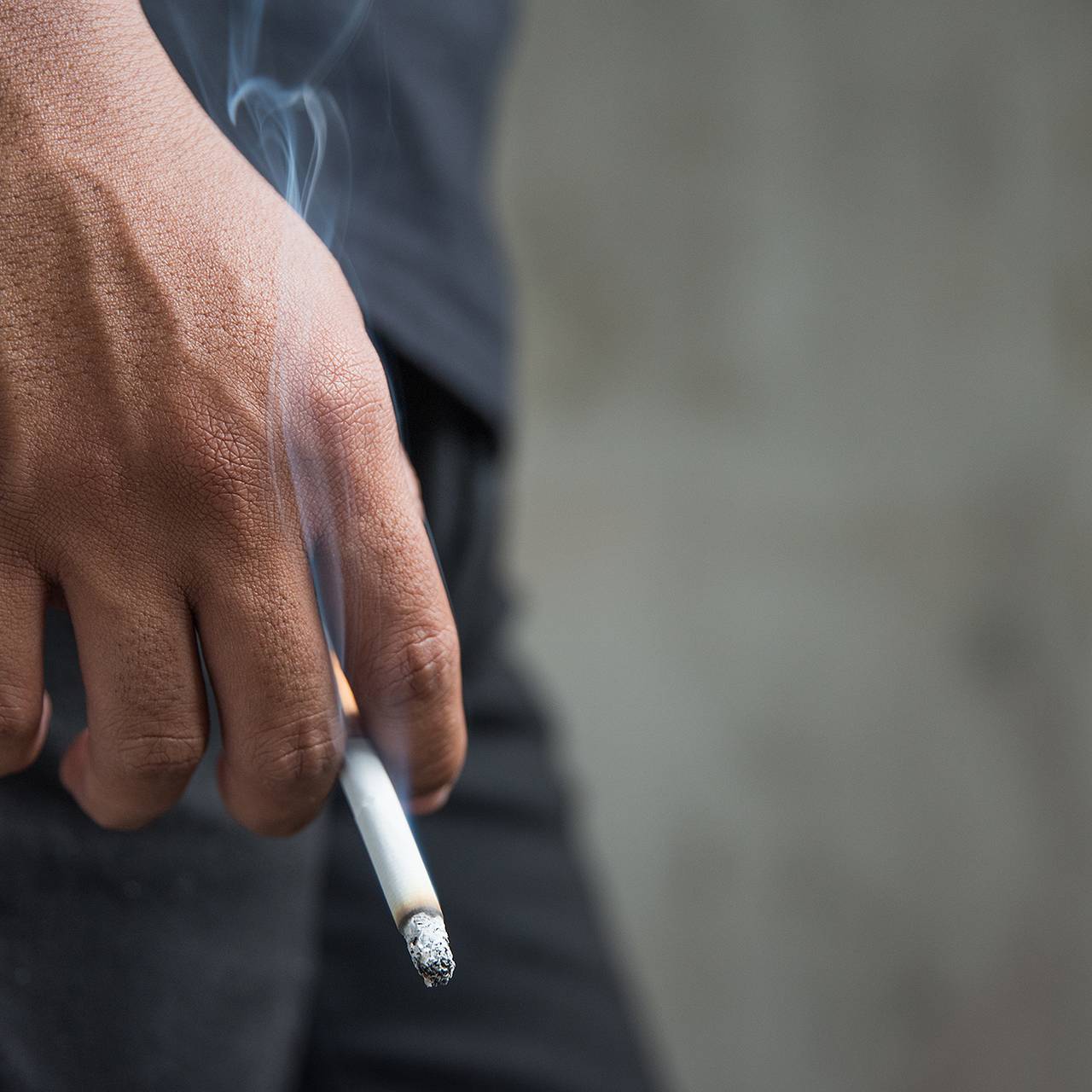 Врач предупредила о смертельной опасности привычки курить на ходу