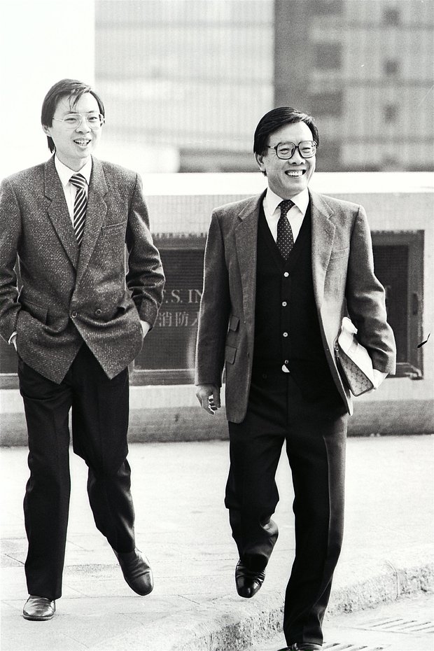 Старший сын основателя Саньиона Хён Вайим (справа) с сыном