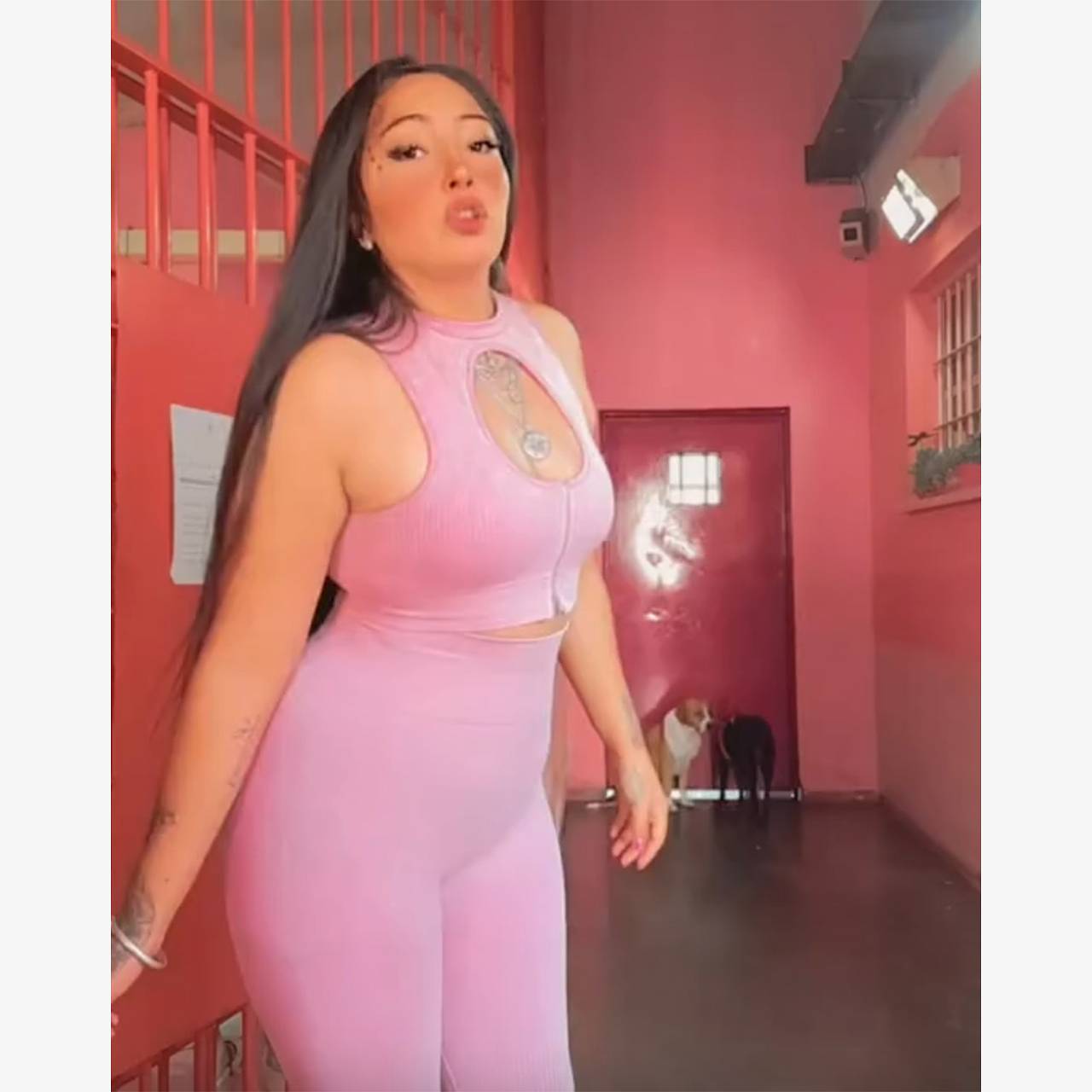 Гламурная убийца устроила себе роскошный день рождения за решеткой и вызвала скандал