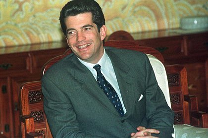 Женщины заполонили парк в поиске избранника на конкурсе двойников Кеннеди-младшего