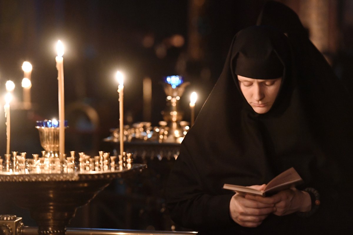 Монахиня во время службы с чтением Великого канона преподобного Андрея Критского в храме Христа Спасителя