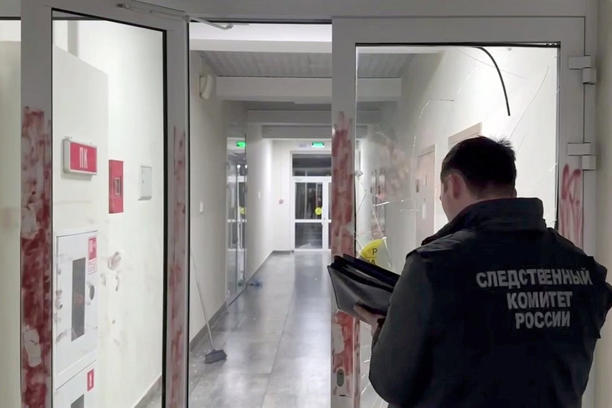 Сотрудник Следственного комитета России в общежитии Башкирского государственного медицинского университета в Уфе после нападения на иностранных студентов