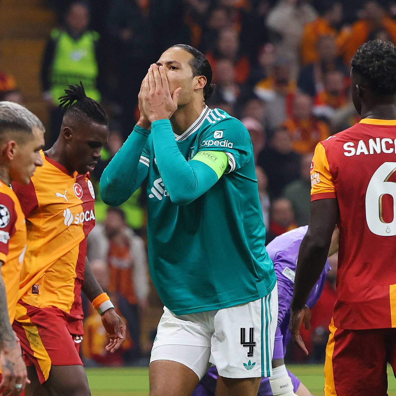 &laquo;Галатасарай&raquo; обыграл &laquo;Ливерпуль&raquo; в первом матче 1/8 финала Лиги чемпионов