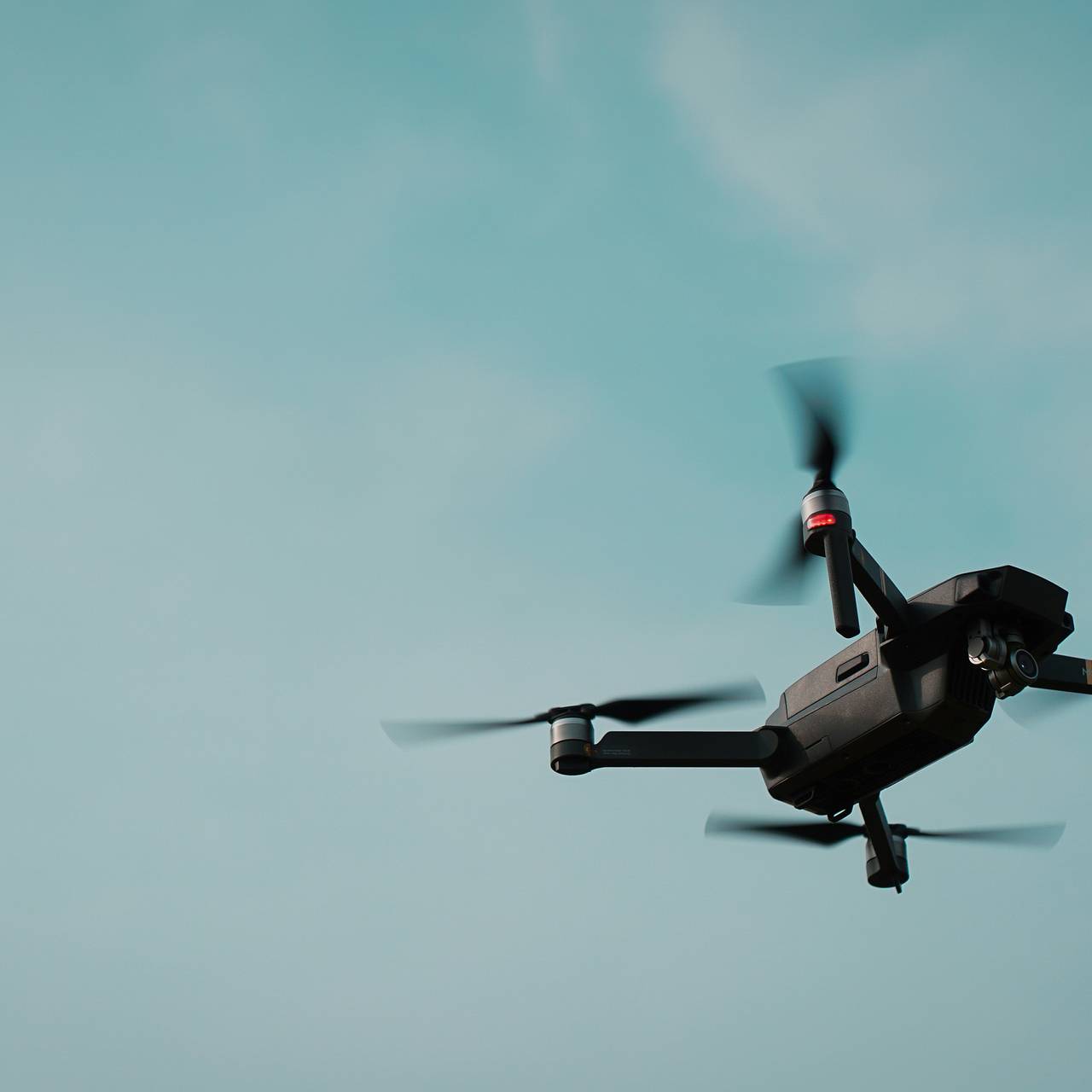 Мужчина довел девушку до нервного срыва слежкой с дрона