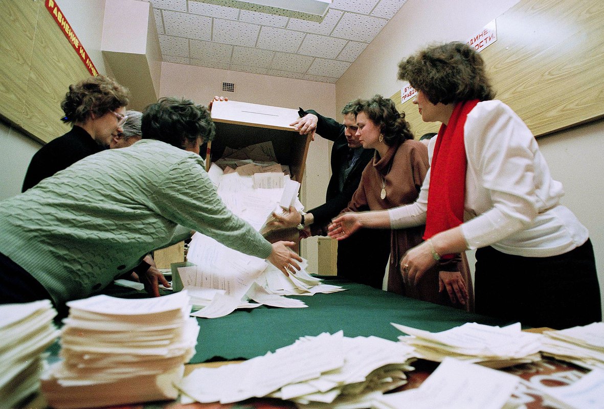 Работники избирательного участка № 37 на северо-западе Москвы начинают подсчет голосов, 18&nbsp;марта 1991 года 
