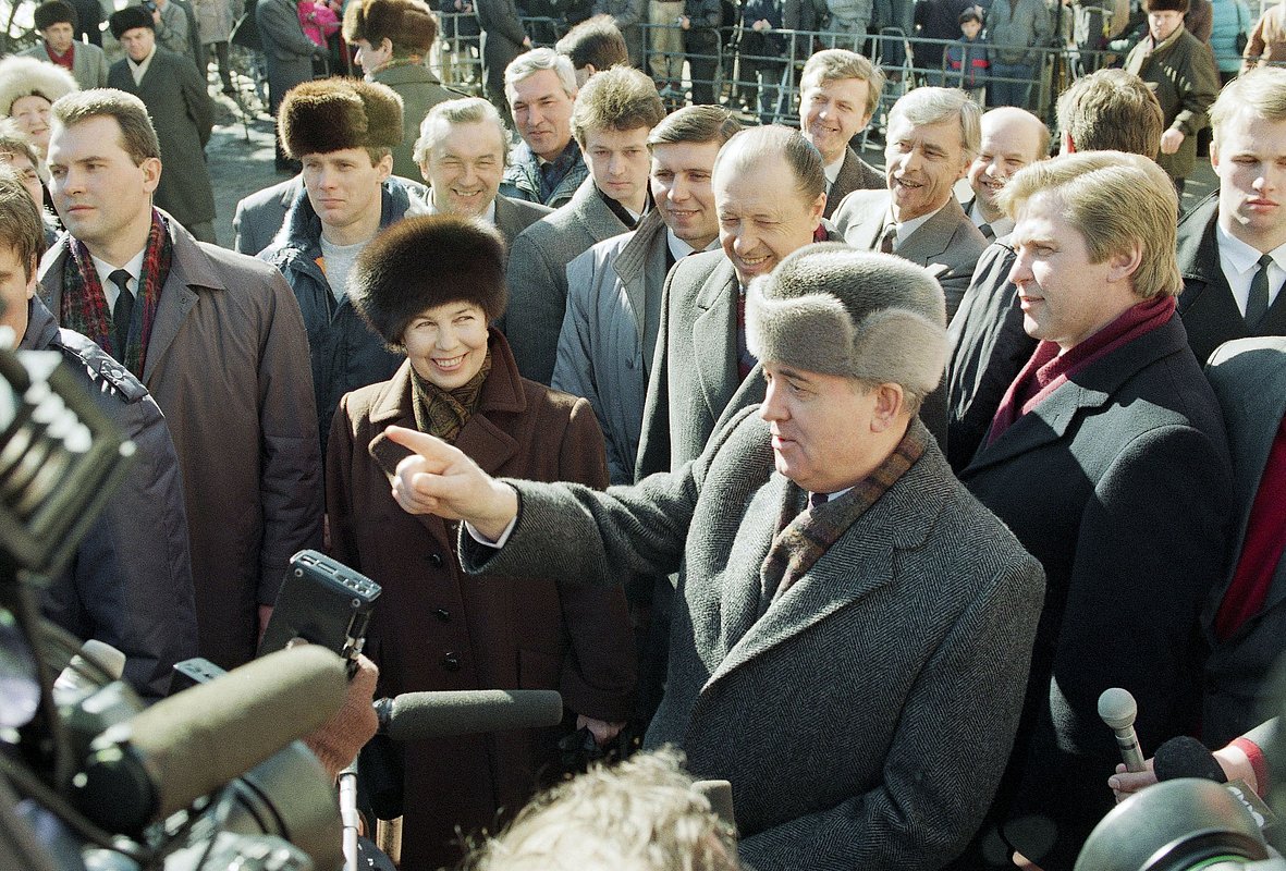 Президент СССР Михаил Горбачев общается с журналистами после голосования на референдуме, 17 марта 1991 года 