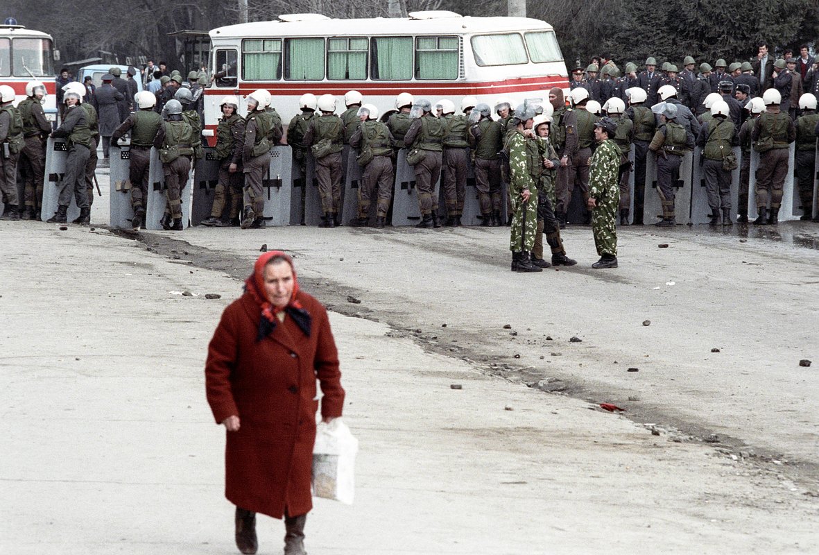 Пожилая жительница Молдавии на фоне отряда милиции, охраняющего избирательный участок во время Всесоюзного референдума, 17 марта 1991 года 