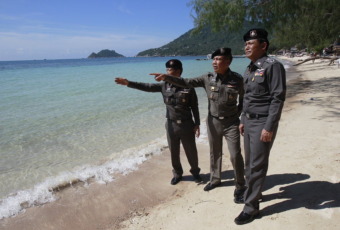 Королевская полиция Таиланда осматривает пляж на острове Ко Тао в сентябре 2014 года