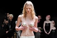 Русские модели на подиуме, полуголые певицы и фигуристка с прической енота. Что творилось на Неделе моды в Париже?