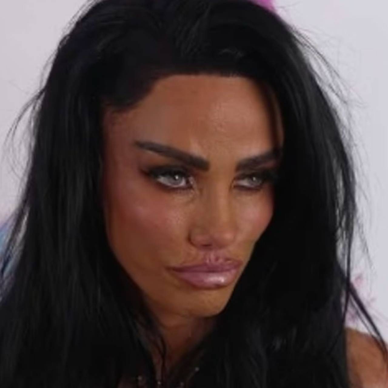 Дочь одержимой пластикой телезвезды ответила на критику внешности матери