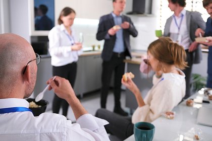 Коллега жестоко унизил любителя бесплатно пообедать на работе