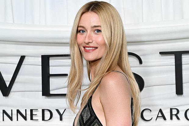 Сара Пиджон на премьере «История любви: Джон Ф. Кеннеди-младший и Кэролин Бессетт» 