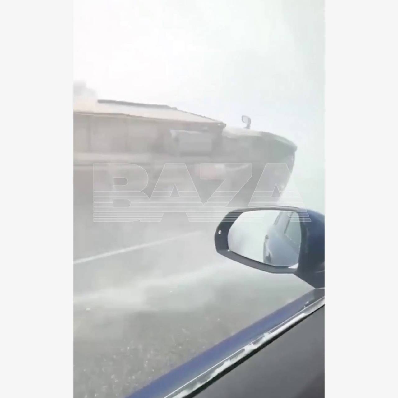 &laquo;Газель&raquo; сдуло с дороги в российском регионе