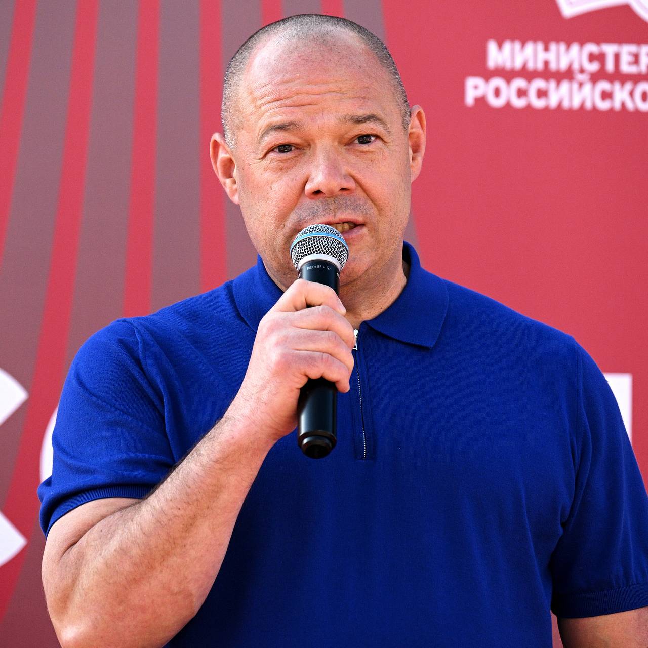 Украинский борец повернулся спиной к флагам во время гимна РФ