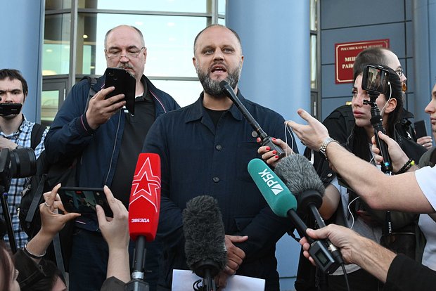 Павел Губарев (в центре)