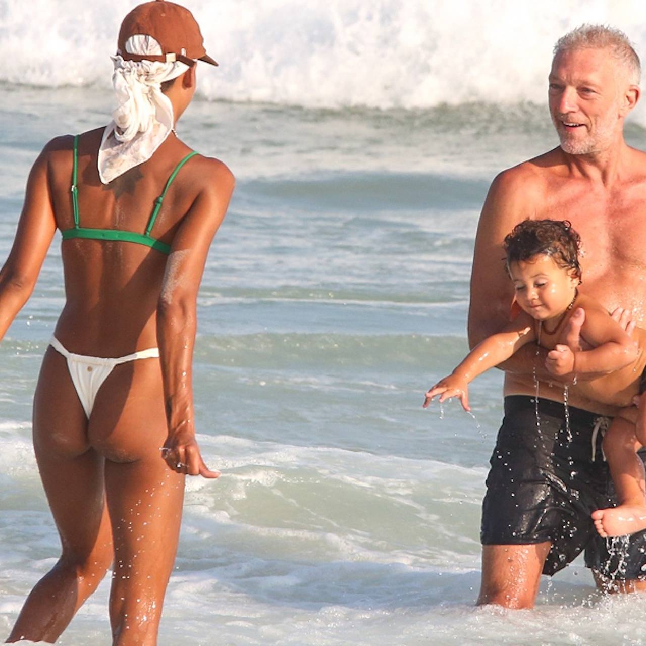 59-летнего Венсана Касселя сняли на пляже с молодой женой