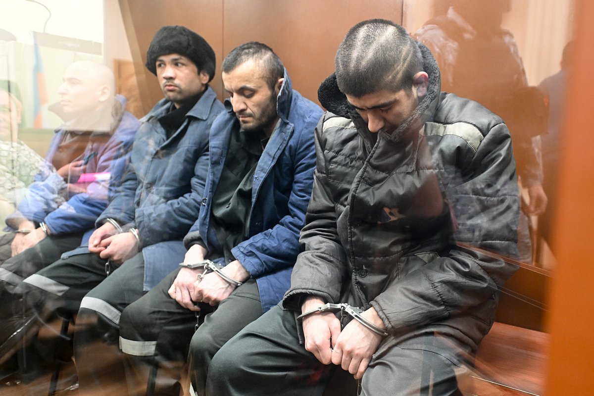 Фигуранты по делу о теракте в «Крокус Сити Холле» Саидакрами Рачабализода, Шамсидин Фаридуни, Далерджон Мирзоев и Мухаммадсобир Файзов (слева направо) во время рассмотрения вопроса о продлении ареста в Басманном суде Москвы
