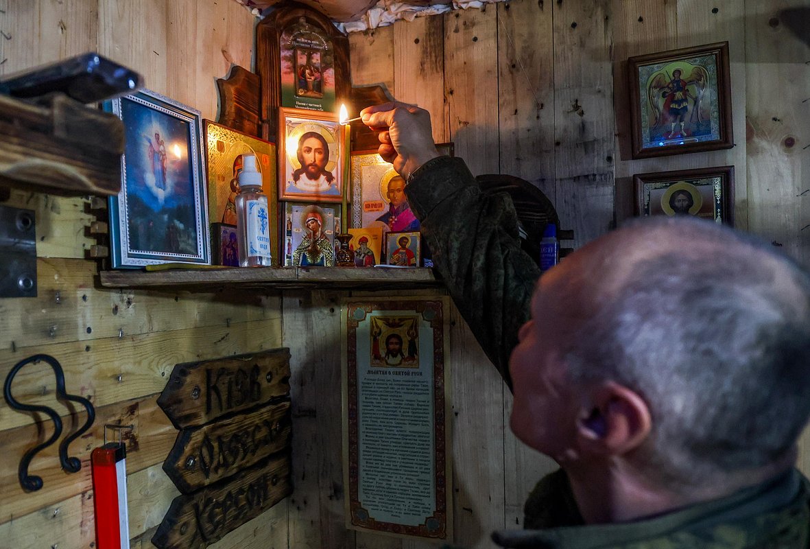 Казак-артиллерист казачьего расчета «Дон» у икон в зоне СВО, Херсонская область, 2025 год