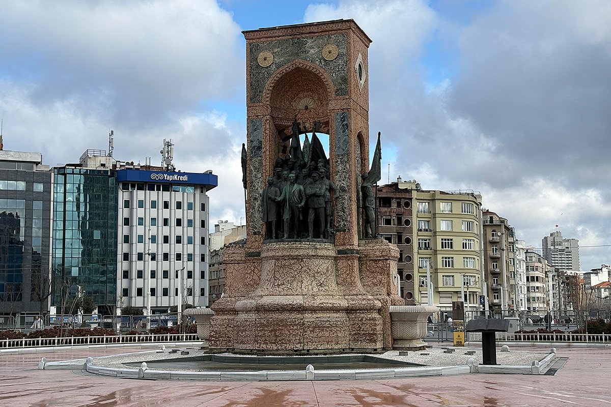 Монумент «Республика» посвящен пятилетию образованию Турецкой Республики 