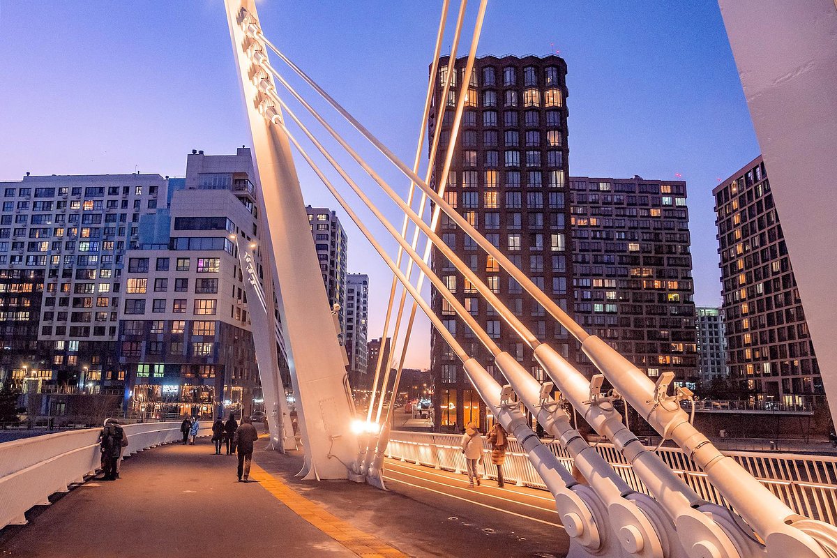 Виды Москвы. Жанровая фотография. Пешеходный мост через старое русло Москвы-реки