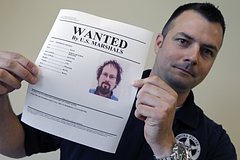 Маршал США демонстрирует плакат с объявлением о розыске Томми Томпсона в Колумбусе