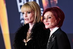 Келли Осборн (слева) и Шэрон Осборн 