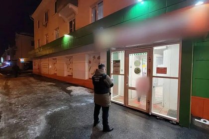 Россиянку госпитализировали после падения наледи с крыши