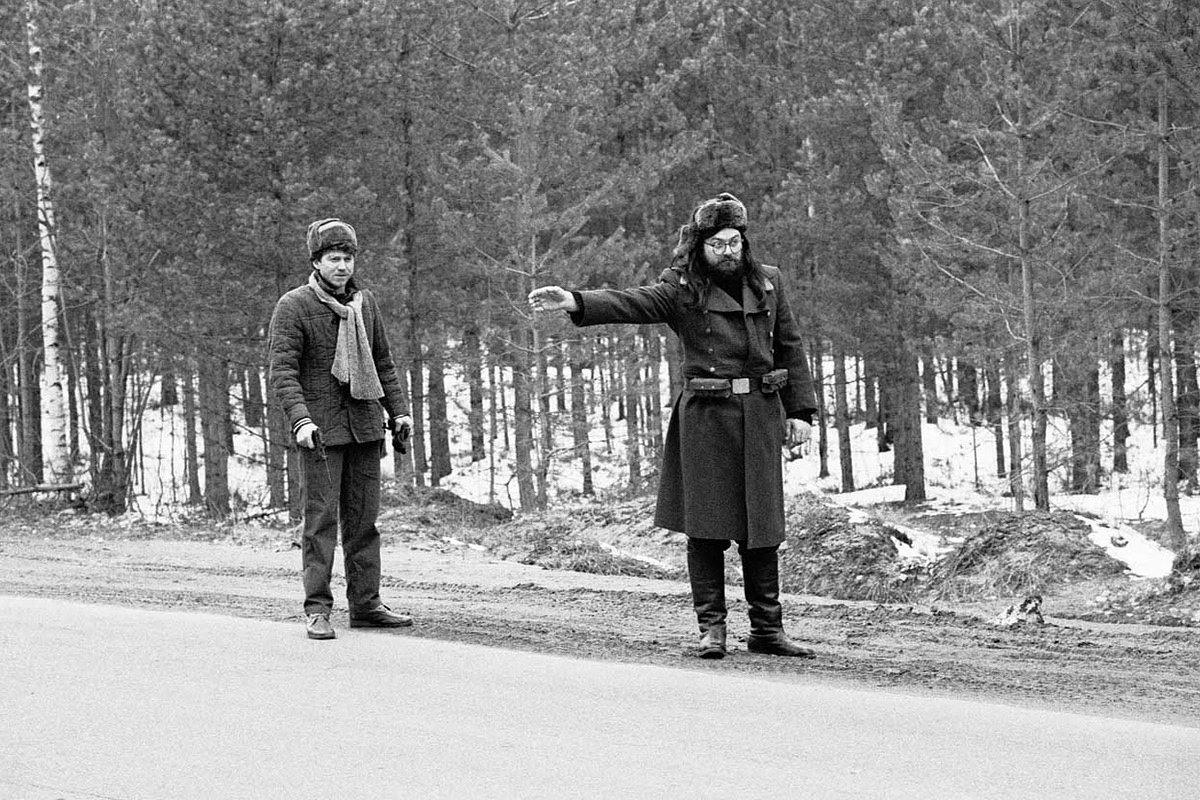 Андрей «Дюша» Романов (справа), «Аквариум», и режиссер Сергей Дебижев во время съемок клипа на песню «Поезд в огне»