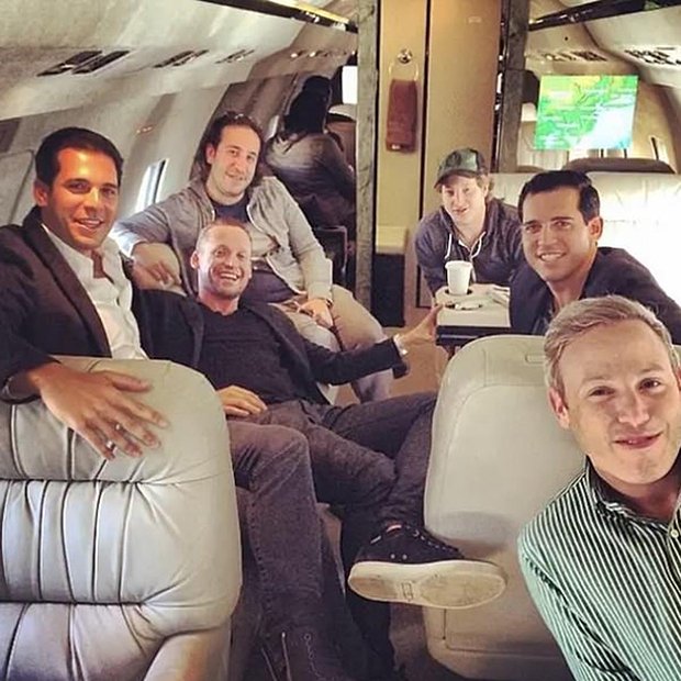 Тал, Орен и Алон на борту частного джета в компании друзей