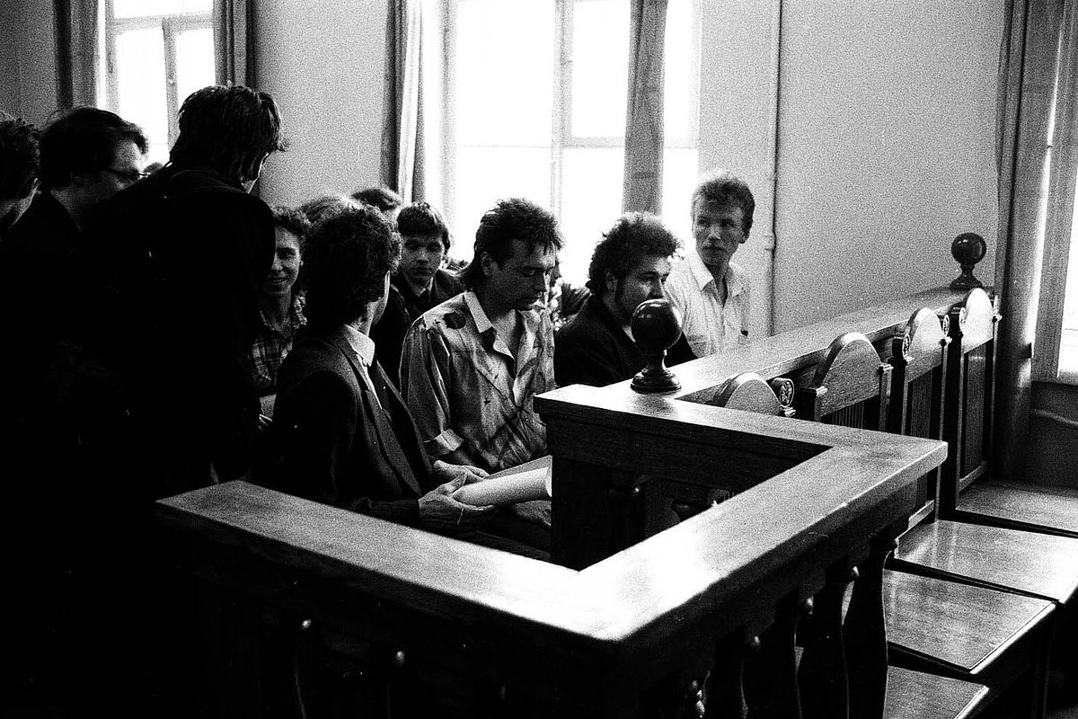 Суд оправдал Кинчева и обязал ленинградскую газету «Смена» письменно извиниться перед лидером «Алисы» за клевету. Неожиданное решение, которого мало кто ожидал