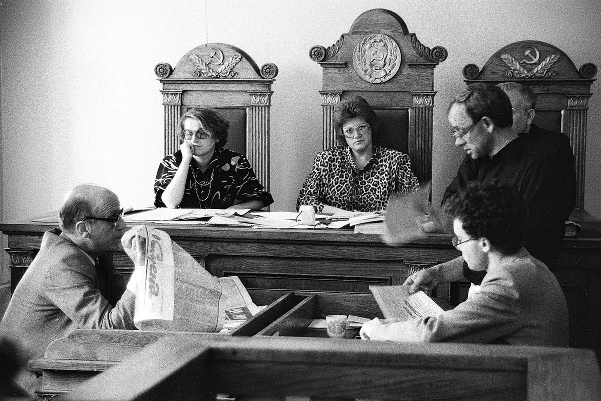 Судебный процесс над лидером группы «Алиса» Константином Кинчевым после статьи в ленинградской газете «Смена»