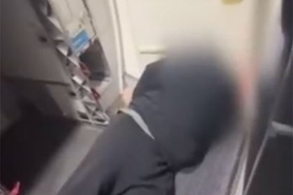 Россиянин устроил дебош на борту самолета, был связан скотчем и попал на видео