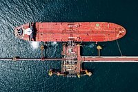 США разрешили покупку российской нефти. Почему Вашингтон ослабил санкции? 