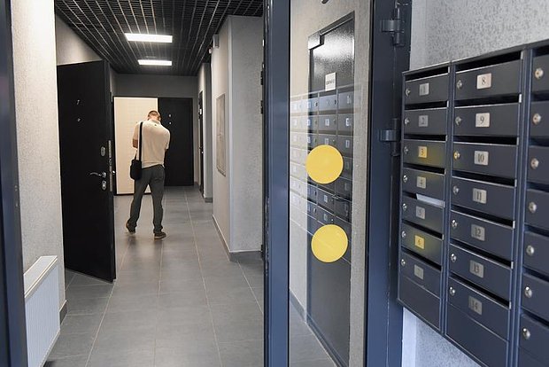 Адвокат предупредил об уголовной ответственности за подглядывание в чужие двери