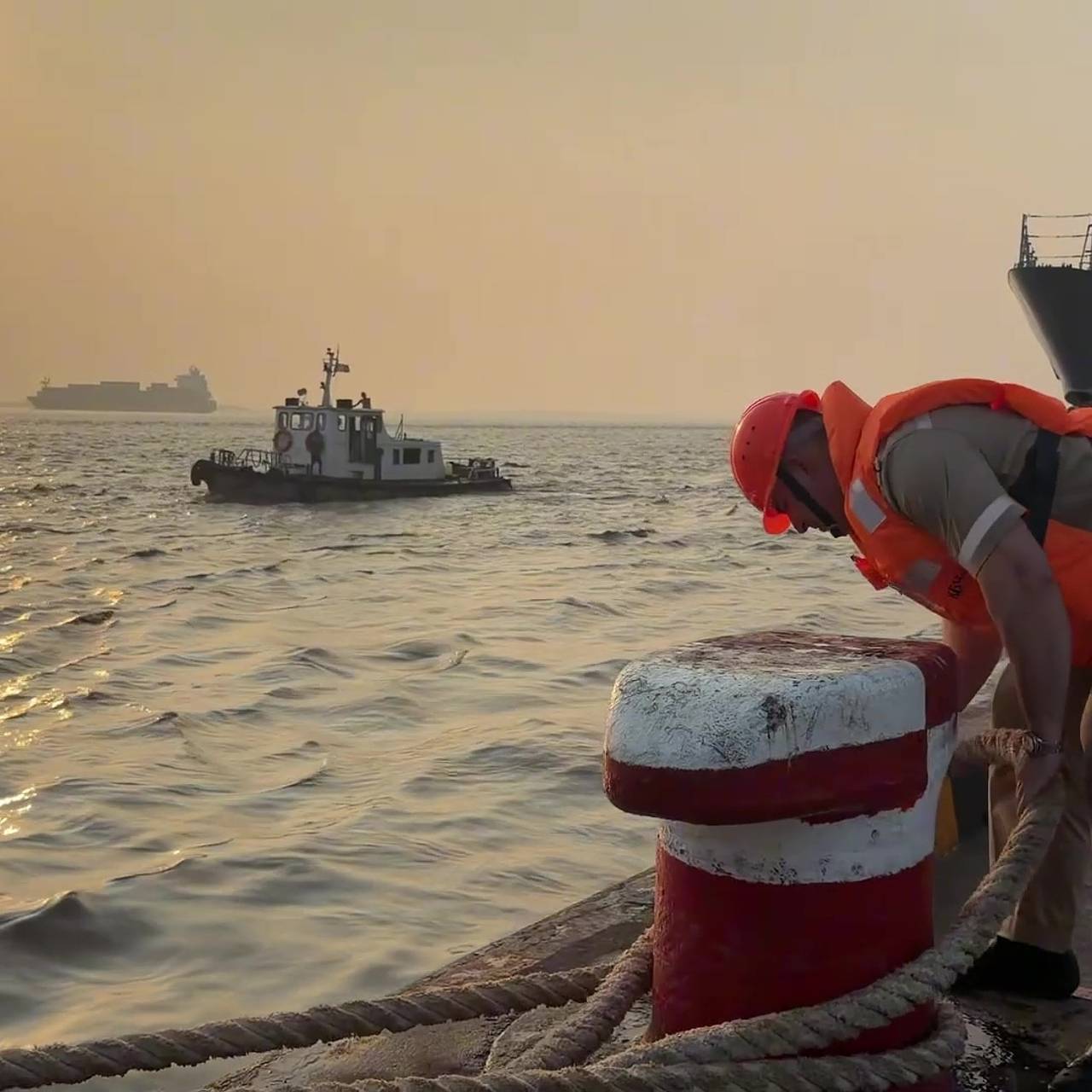 Бывшая советская республика заверила, что перестанет принимать танкеры из России. Что ей взамен пообещал ЕС?