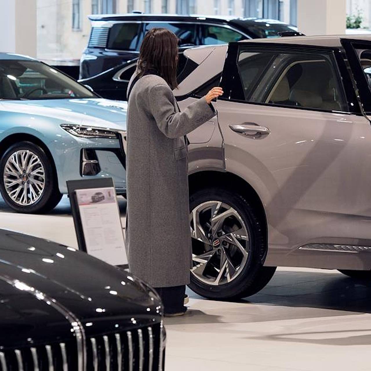 Продажи новых автомобилей в Москве рванули вверх