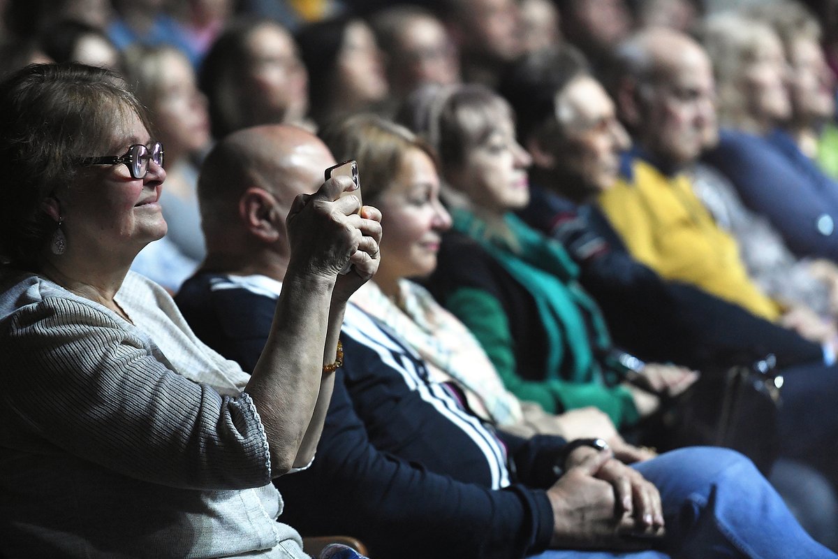 Зрители на музыкально-драматическом спектакле