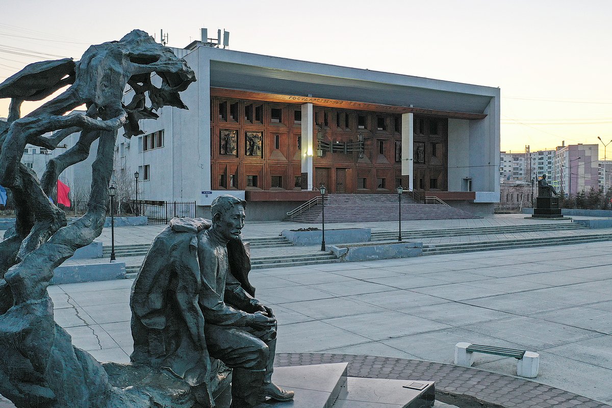 Памятник основоположнику якутской литературы А. Е. Кулаковскому (на первом плане) и Государственный театр оперы и балета Республики Саха имени Д. К. Сивцева-Суорун Омоллоона