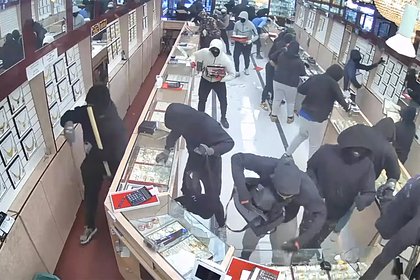 Банда за минуту ограбила ювелирный магазин на 139 миллионов рублей и попала на видео