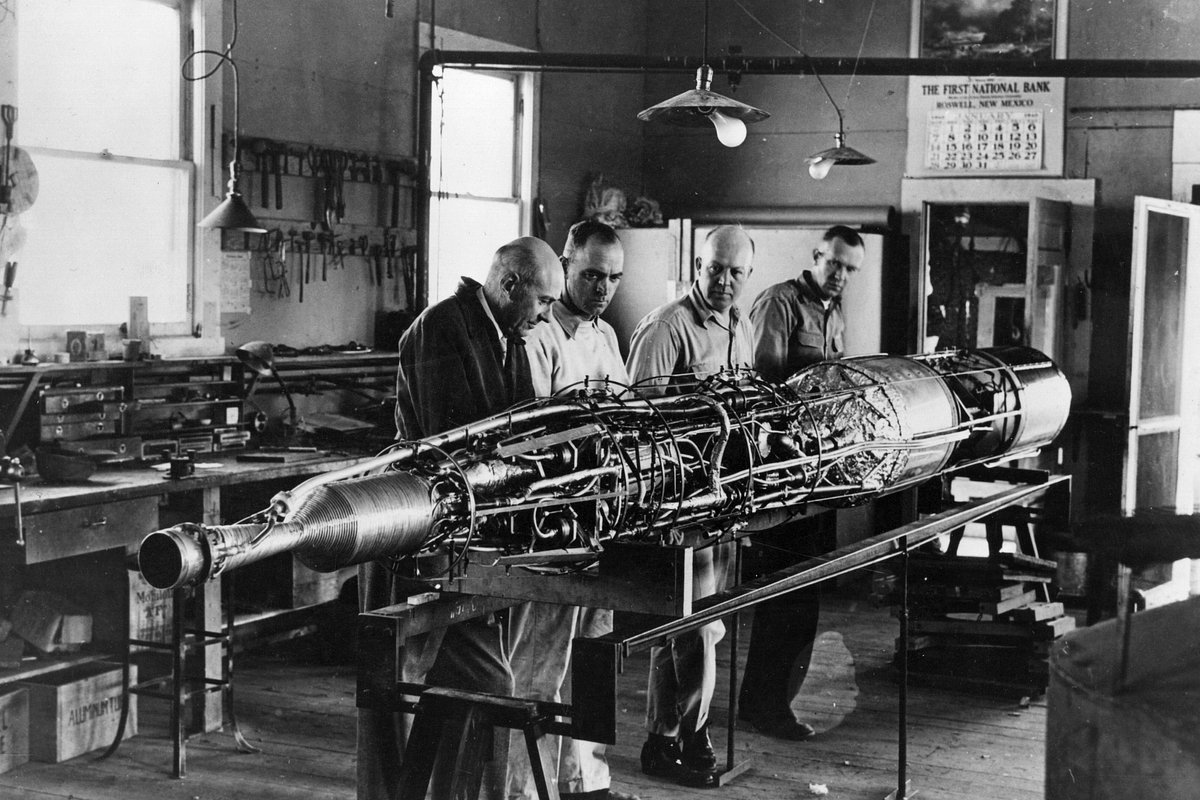 Годдард собирает ракету на стапеле 