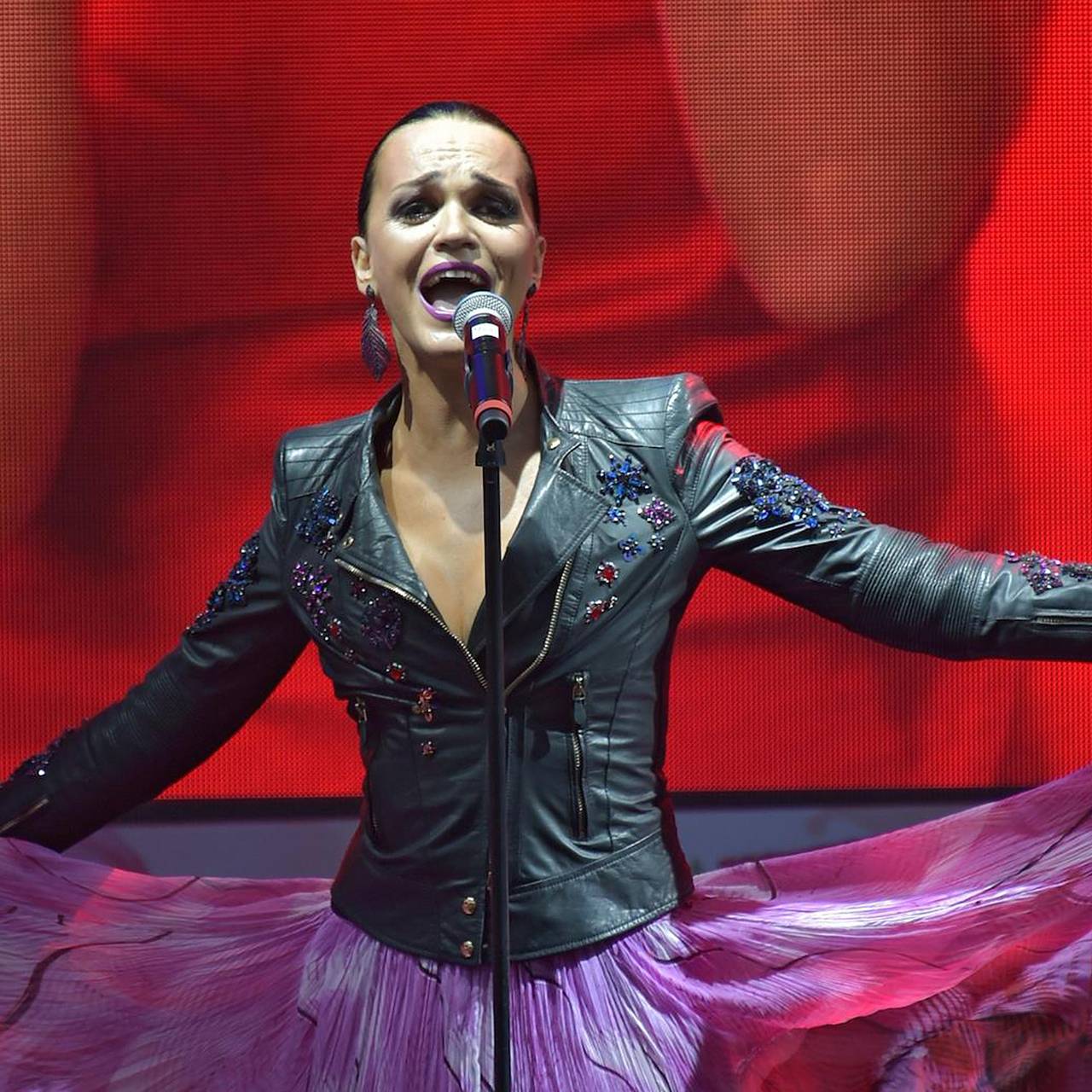 Певицу Славу под утро выгнали из караоке Лепса