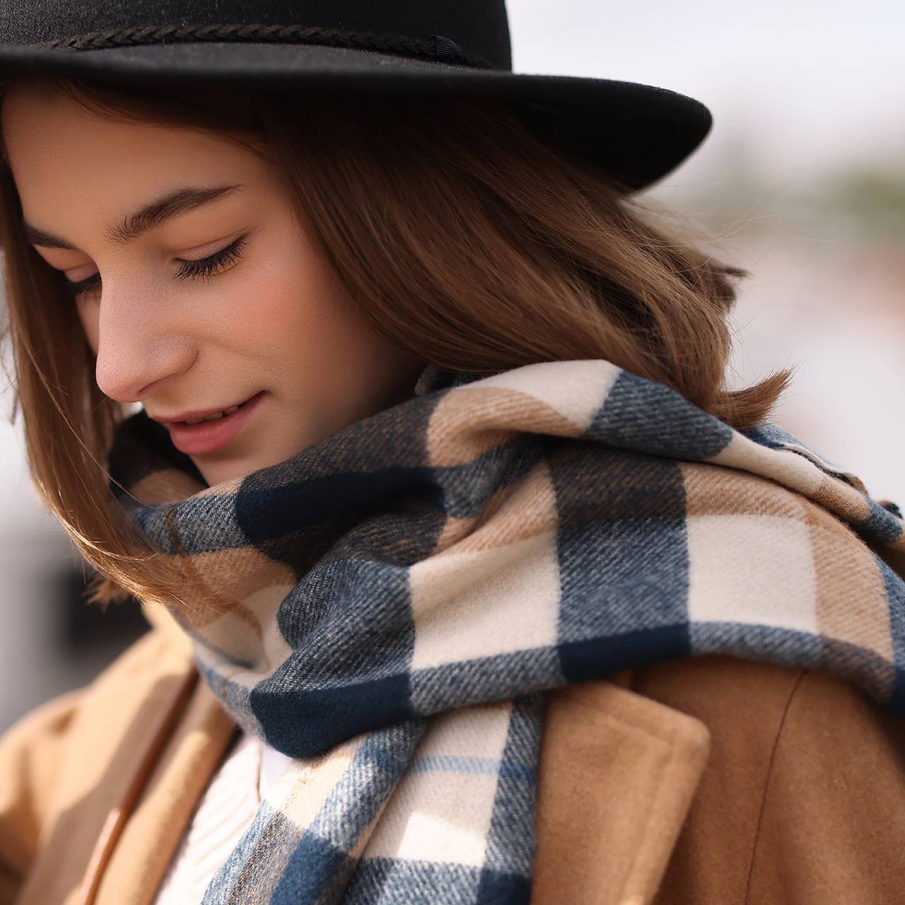 Россиянам перечислили способы модно одеться в переменчивую погоду