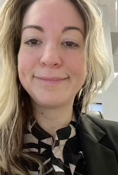 Блогерша @katielacie без макияжа