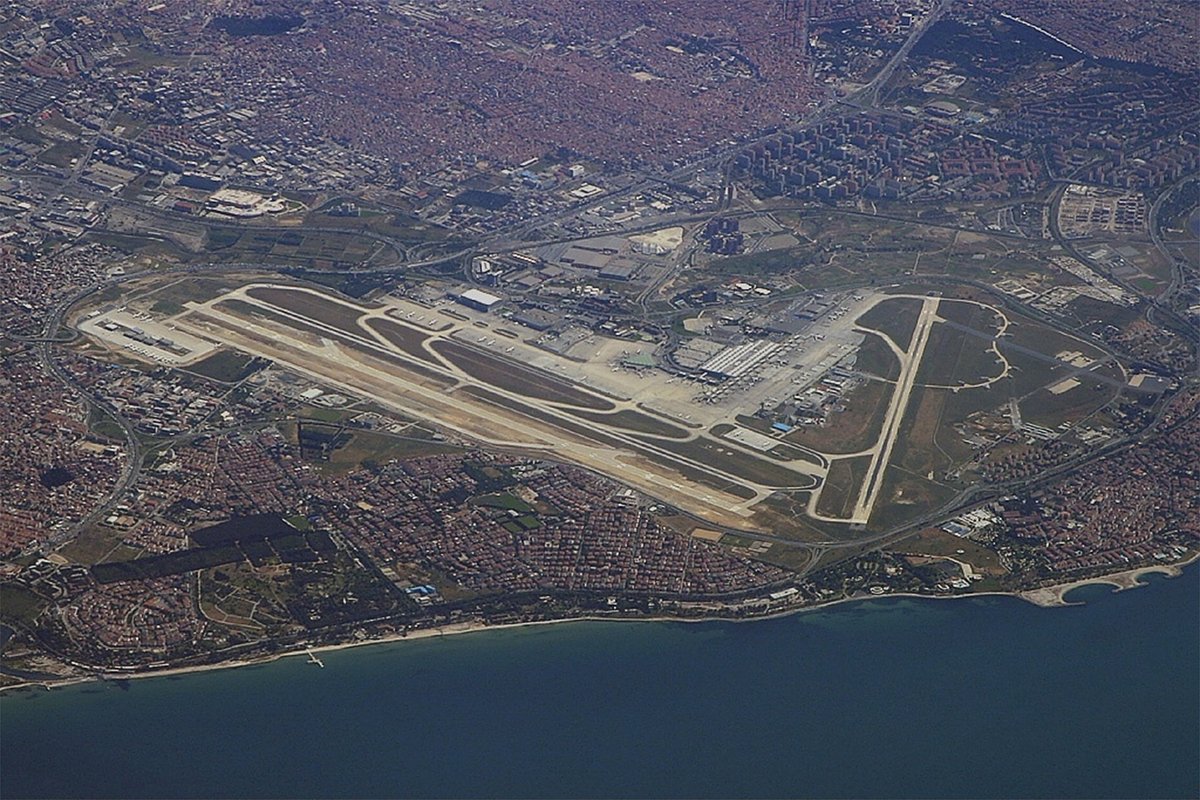 Аэропорт имени Ататюрка в Стамбуле (Турция)