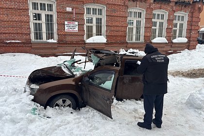 В российском регионе авто с водителем раздавило снегом