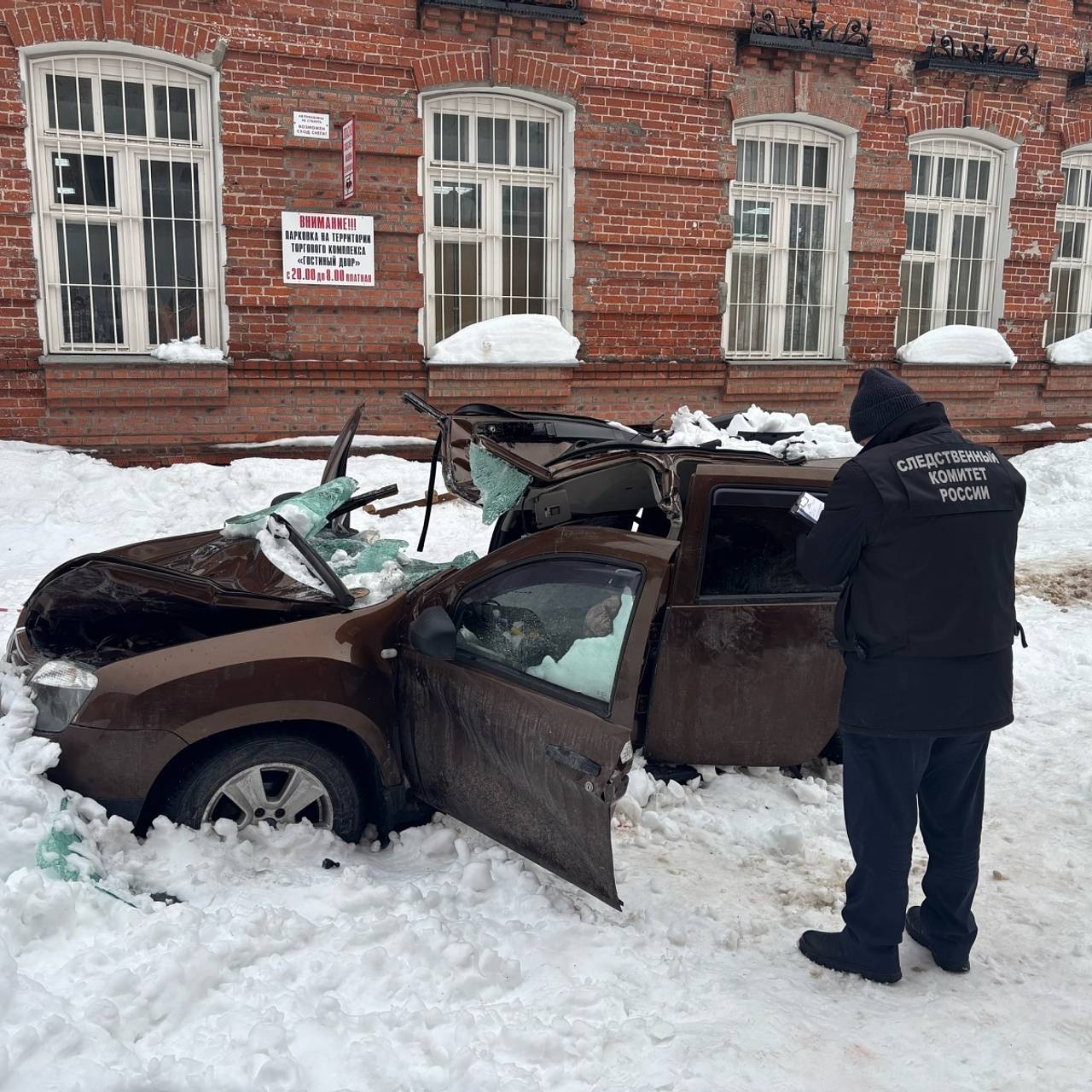 В российском регионе авто с водителем раздавило снегом