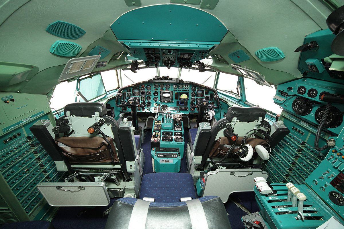 Кабина пилотов самолета Ту-154 