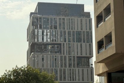 В центре Дубая упали загадочные обломки