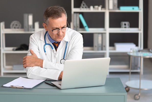 Володин призвал отозвать рекомендации Минздрава о цвете одежды для медработников